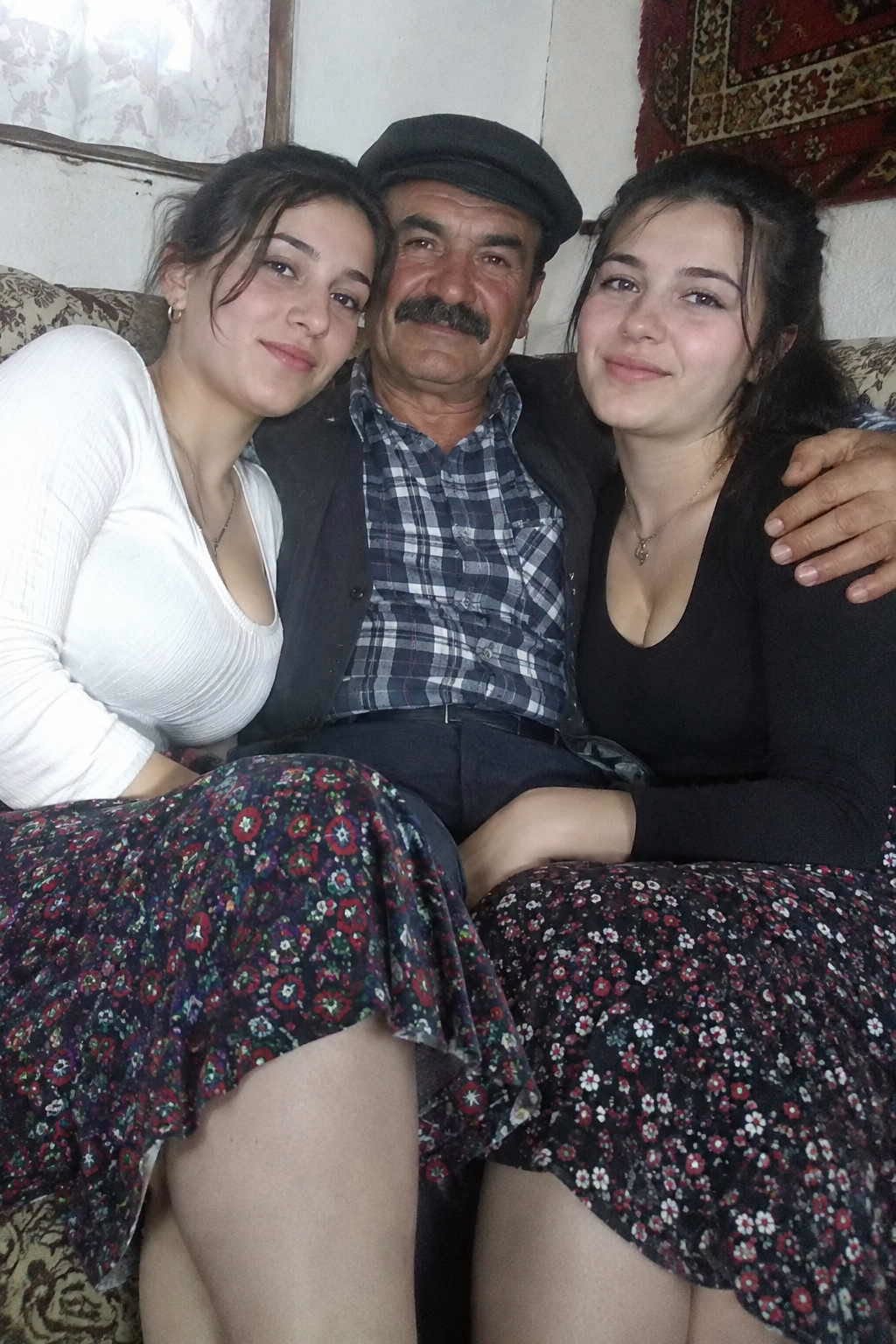 İKİ GENÇ KIZ OLARAK KÖYÜN AĞASINA KUMA OLARAK GİTTİK — BİZDEN İLK İSTEDİĞİ ŞEYİ DUYUNCA BİRBİRİMİZİN YÜZÜNE BAKIP KALDIK.