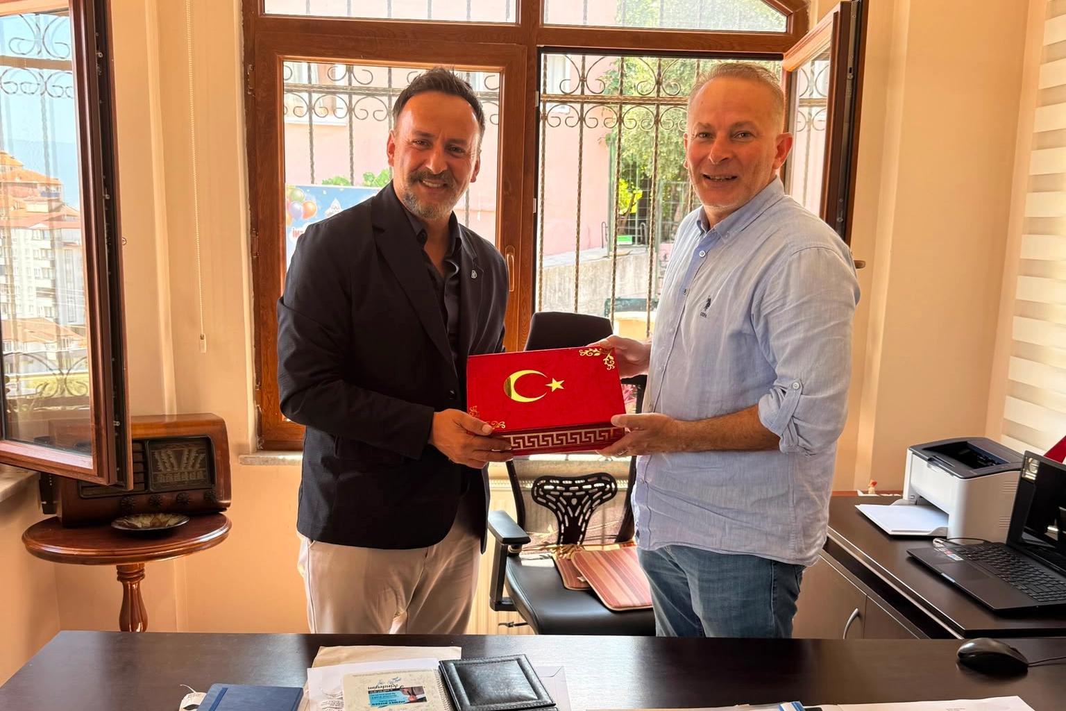 İzmit Belediyesi’nden Muhtarlara Doğum Günü Ziyareti