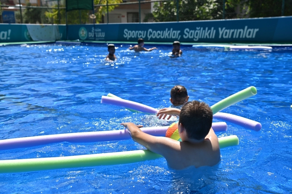 Manisa Büyükşehir Belediyesi’nden Çocuklara Ücretsiz Portatif Yüzme Havuzu Projesi